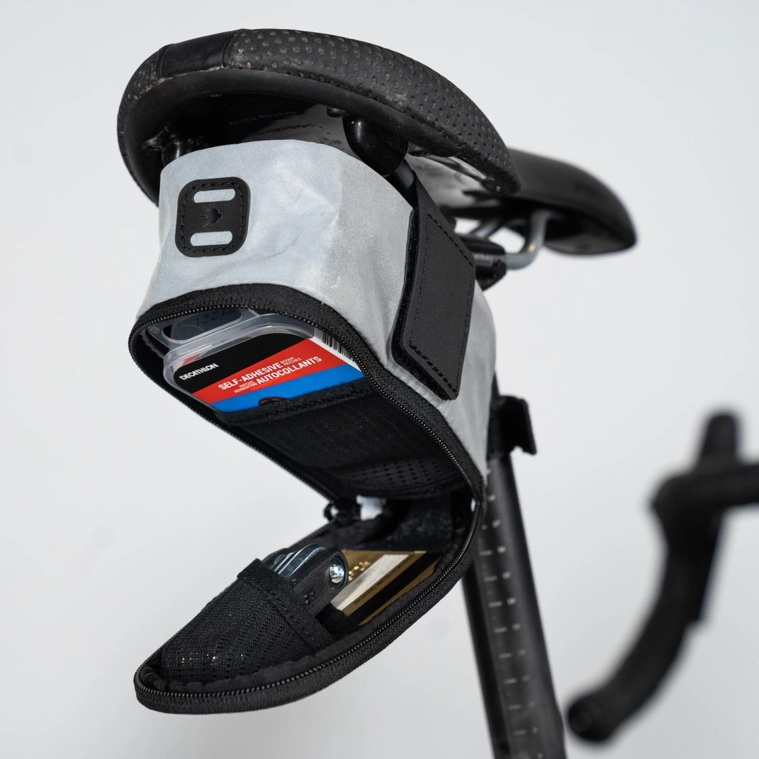 Decathlon Reflective Saddle Bag 0.6L Easy M 3 Decathlon Reflective Saddle Bag 0.6L Easy M - Image 3